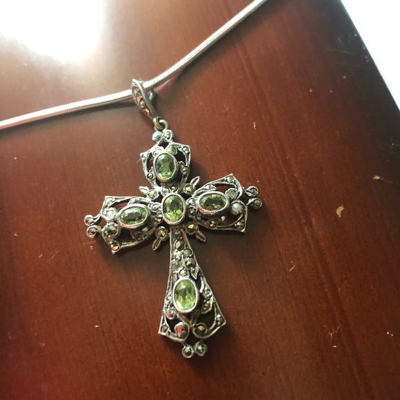 Vintage Cross with Peridot stones and marcasite through out cross. Stamped 900. - Picture 3 of 7